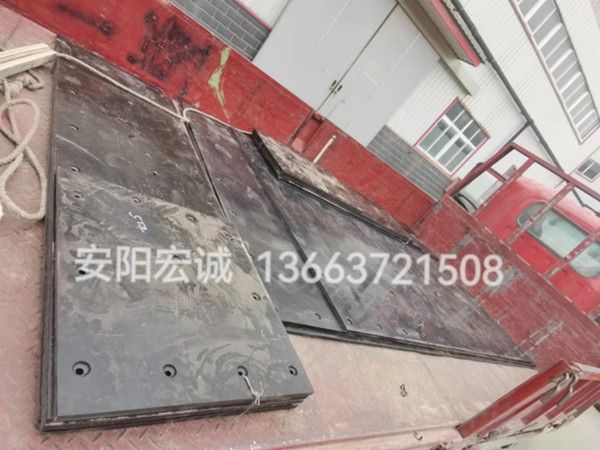 自卸車(chē)車(chē)底滑板發(fā)貨南寧，安陽(yáng)宏誠(chéng)自卸車(chē)車(chē)底滑板卸車(chē)沒(méi)煩惱！